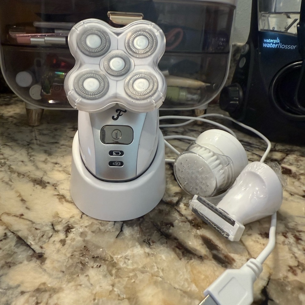 Freebird White Electric cordless Shaver with Attachments